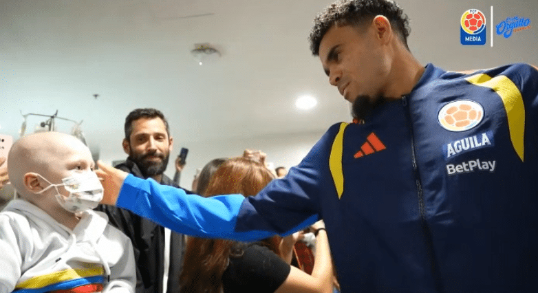 Niños de hospital en Bogotá recibieron la visita de los ídolos de la Selección Colombia