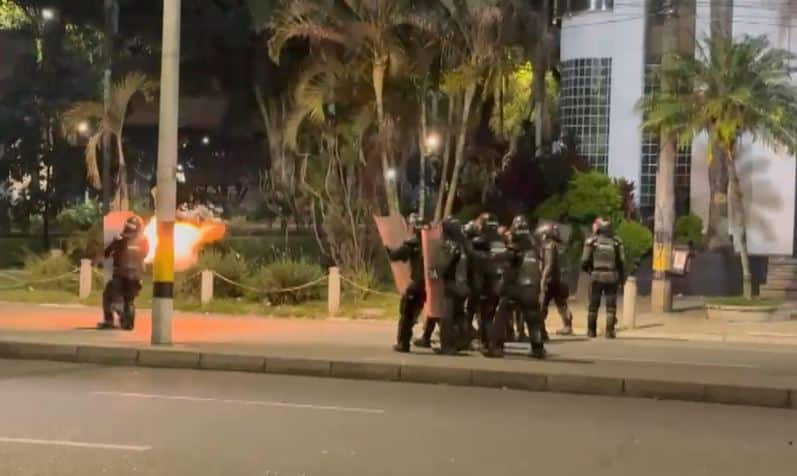 Nueve capturados y más de 100 sillas destruidas, parte del balance de los disturbios en el Atanasio