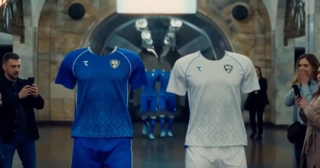Las camisetas presentan un patrón de mosaico inspirado en la arquitectura del país y acentos en el cuello inspirados en la bandera nacional.