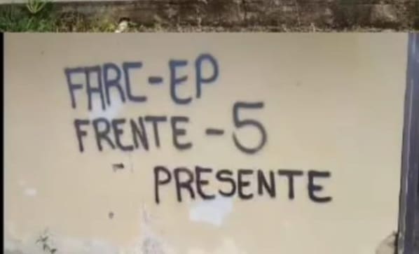 Rechazo en Briceño por grafitis de disidencias de las Farc