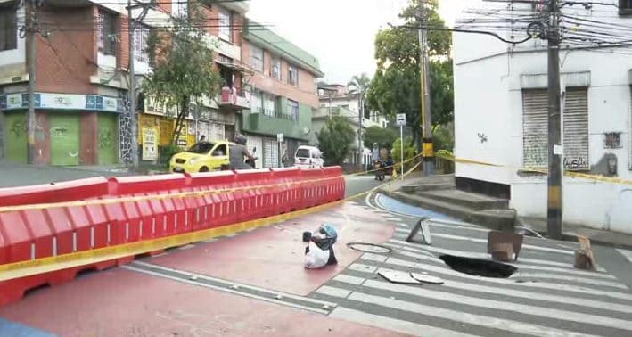 Socavación afecta vía en el barrio Los Ángeles de Medellín
