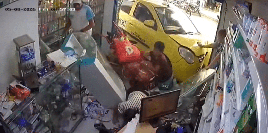 Un taxi sin conductor embiste a cinco personas en Medellín
