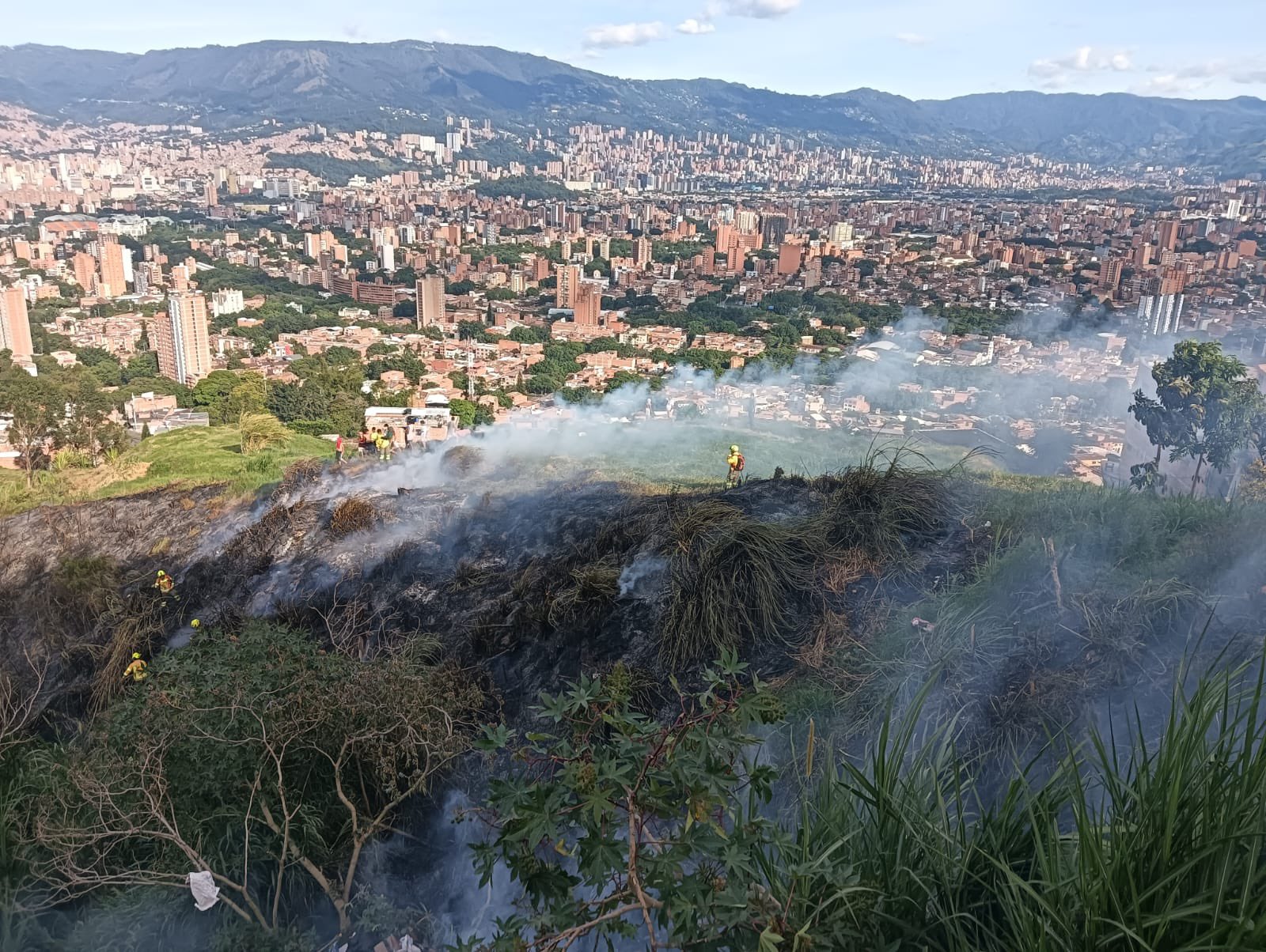 Controlan incendio forestal en el sector Juan XXIII - La Quiebra de la comuna 13