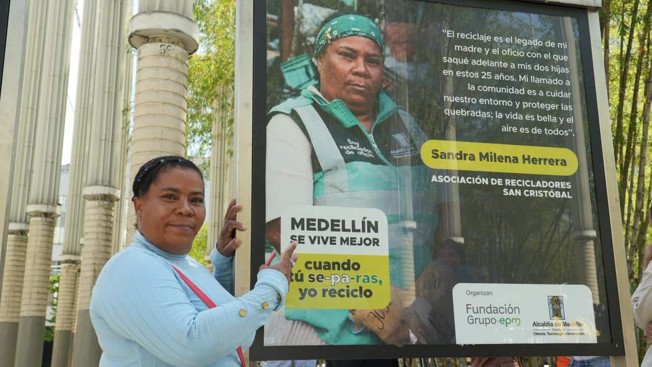 Rinden homenaje a recicladores en Medellín con esta exposición en el Parque de las Luces