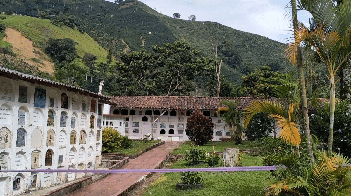 Intervención forense en el cementerio de Betulia para identificar desaparecidos