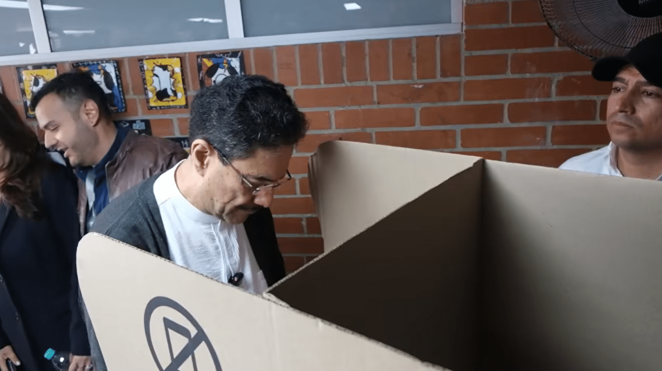 El candidato Iván Cepeda votó en la localidad de Kennedy, suroccidente de Bogotá