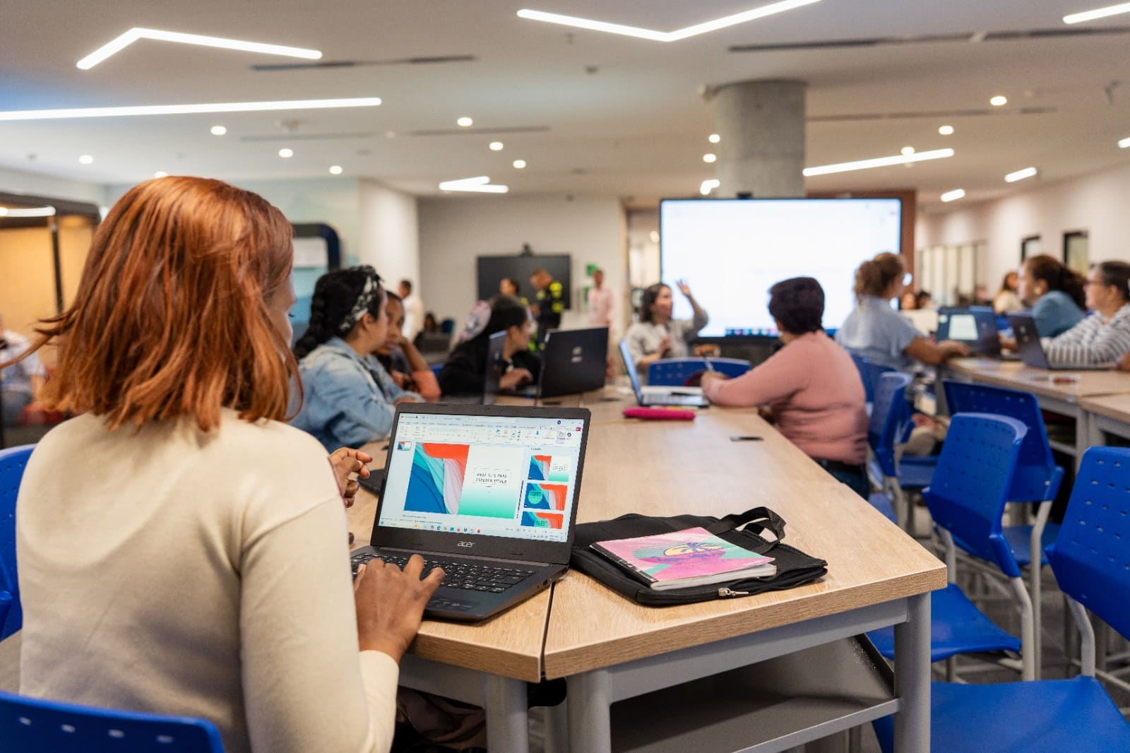 Medellín lanza 1.000 cupos gratuitos para mujeres en inteligencia artificial