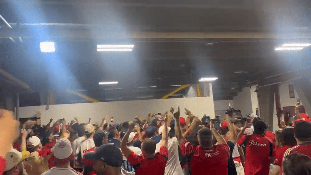 Hinchas de Medellín protagonizan fuertes protestas en el estadio