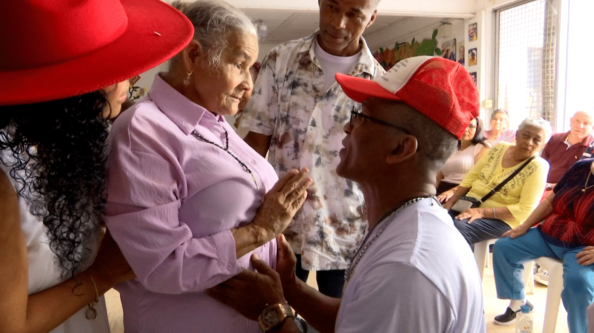 Reencuentro conmovedor entre madre e hijo tras 49 años de separación