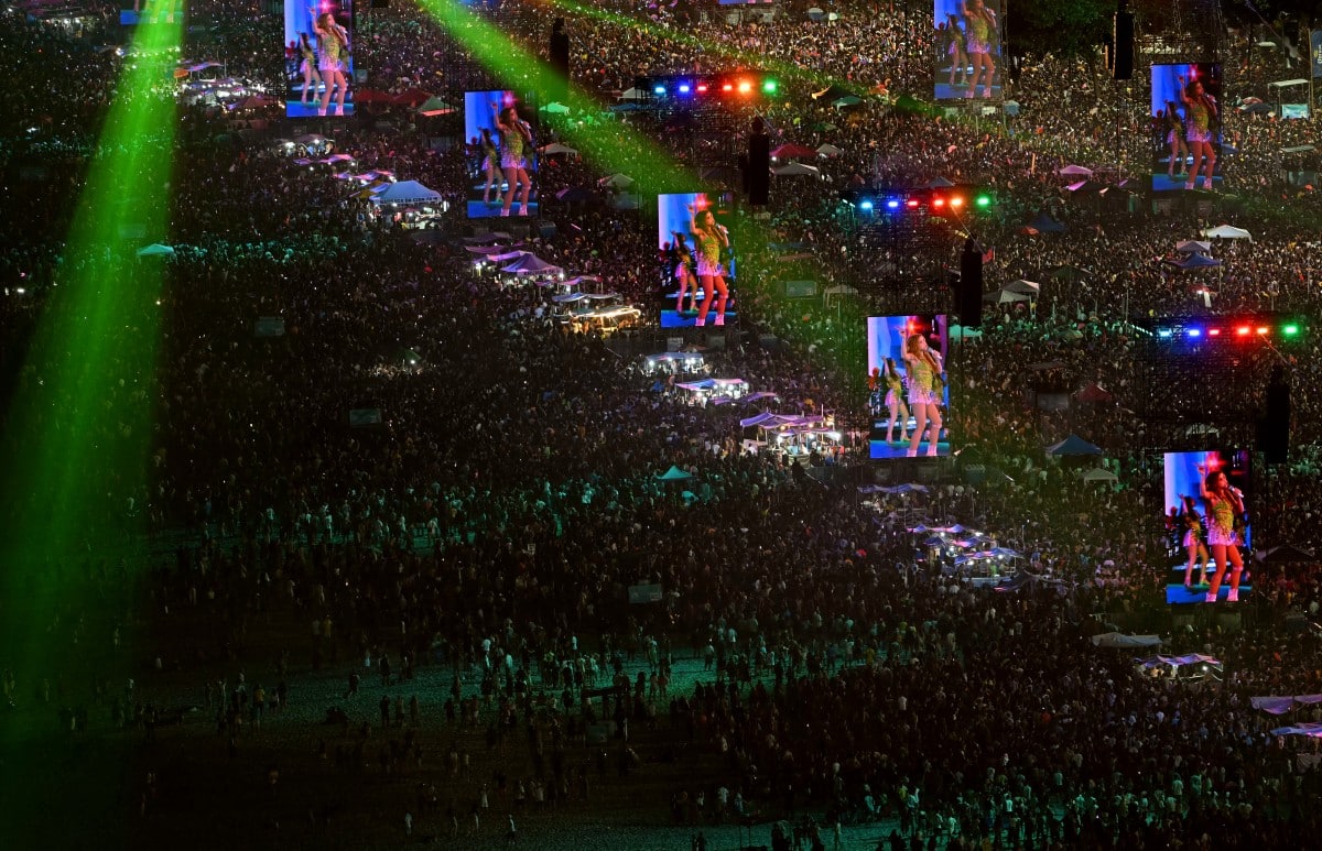 Shakira bate récord al cantar ante cerca de 2,5 millones de personas en la playa de Copacabana