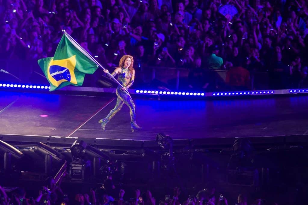 Shakira hace historia ante una marea humana en la playa de Copacabana en Río de Janeiro