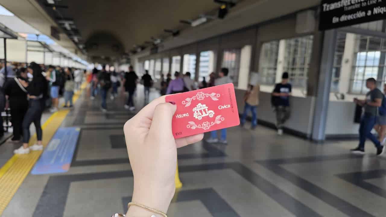 Metro de Medellín lanza tarjeta Cívica especial 'Loco X volver' de Maluma