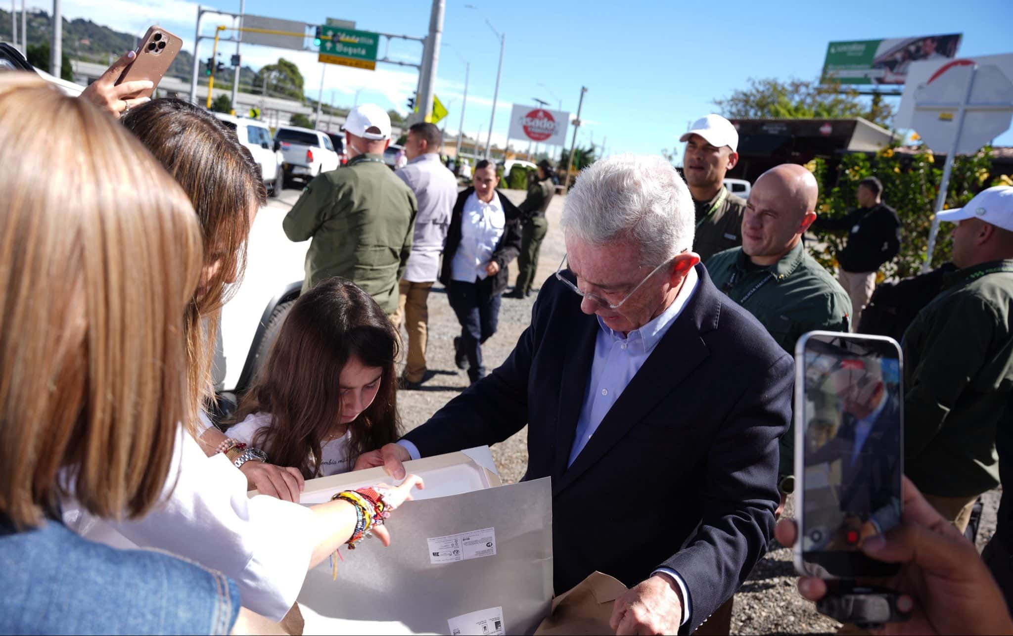 Expresidente Uribe votó en Rionegro en compañía de la candidata Paloma Valencia