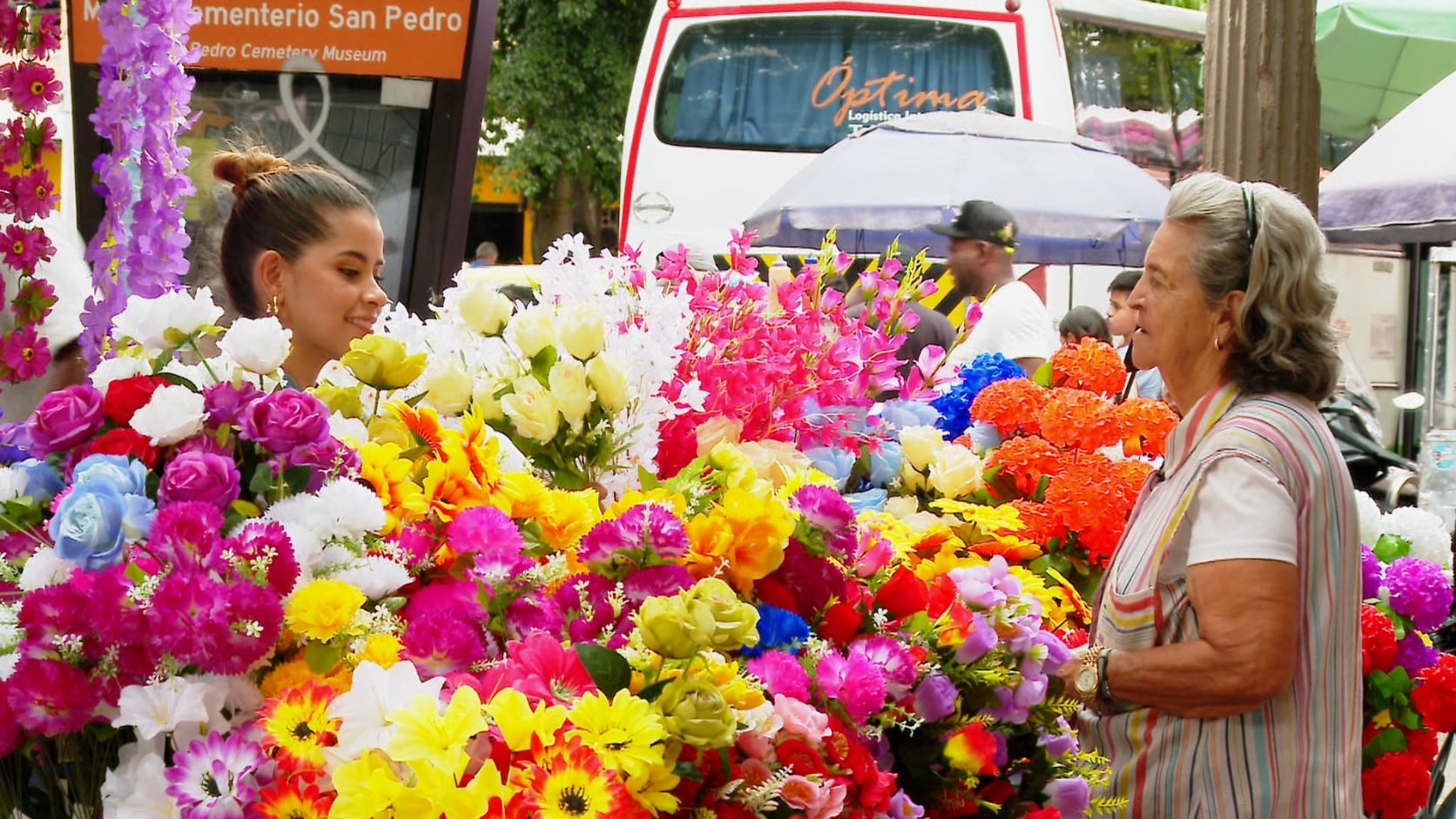 La historia de Teresa, la vendedora de flores en el Cementerio Museo San Pedro