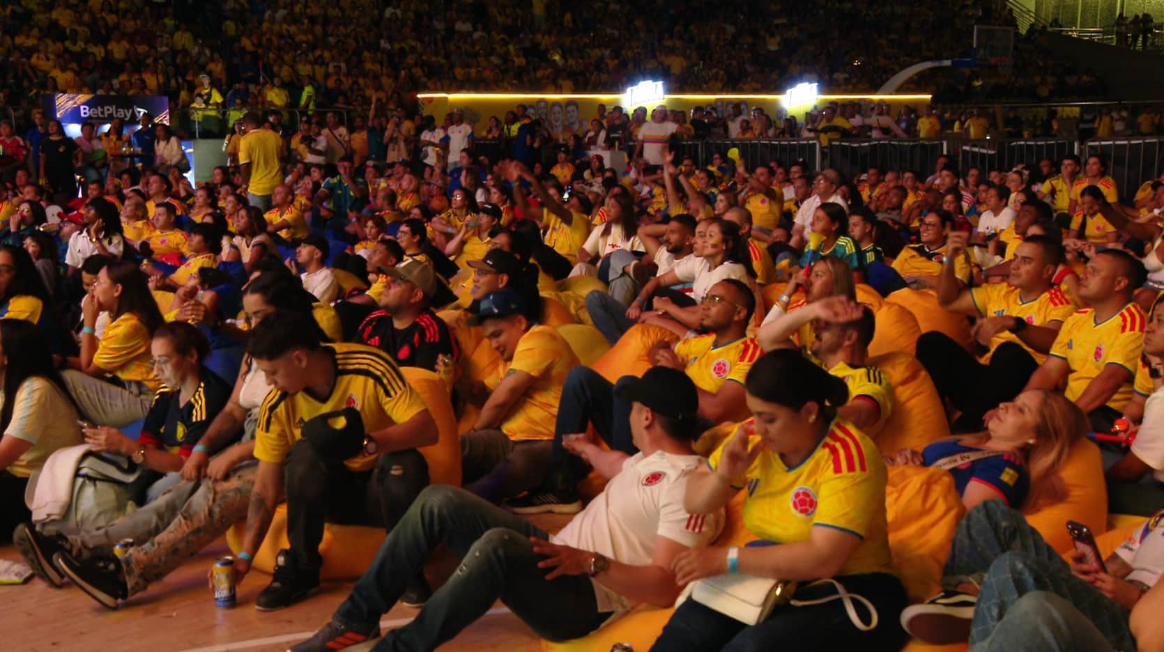 Hinchas de la Selección Colombia se reúnen en Medellín para ver el partido contra Portugal