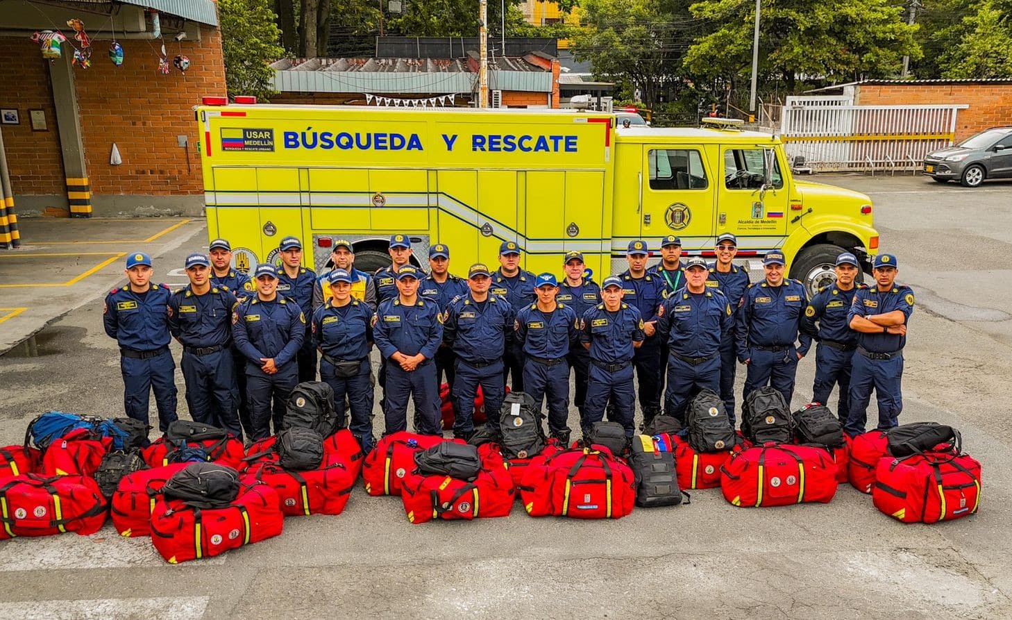 Bomberos de Medellín viajan a Venezuela para apoyar labores de búsqueda tras los terremotos