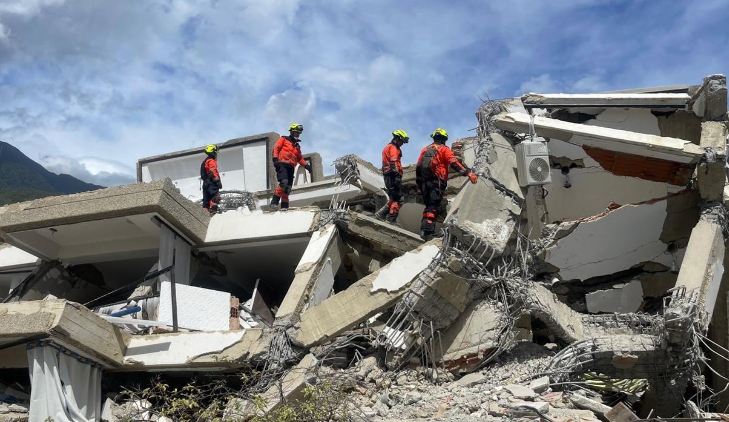 Bomberos de Medellín y Envigado realizan labores de rescate en Venezuela tras terremoto