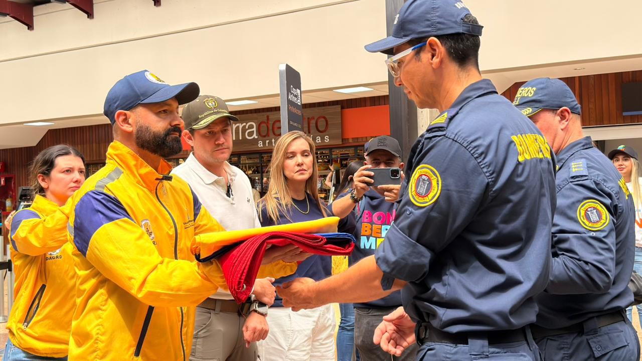 Bomberos de Medellín llegan a Venezuela para labores de rescate