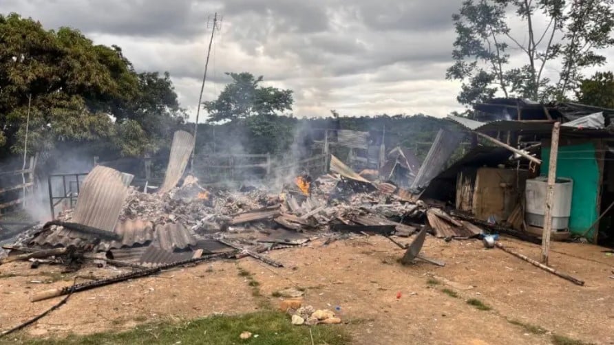Disidencias secuestraron cuatro personas e incendiaron dos viviendas en un ataque armado en Remedios, Antioquia