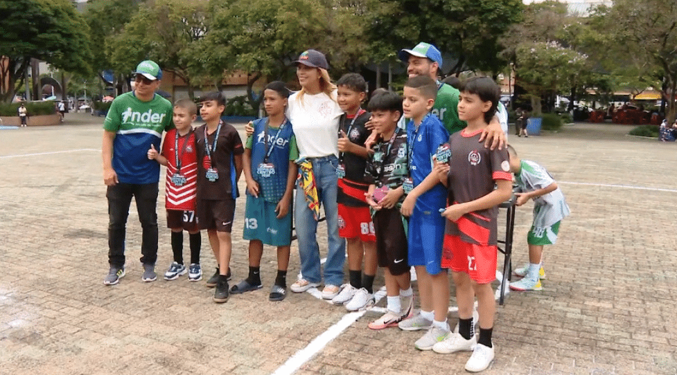 La fiebre del fútbol en el corazón de Medellín: el Mundialito de la Comuna 10