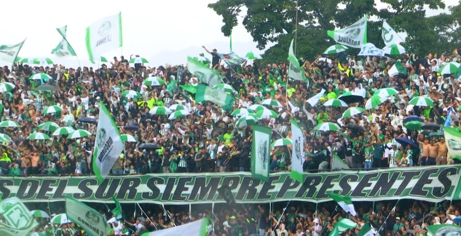 El banderazo de los hinchas de Nacional antes de la final