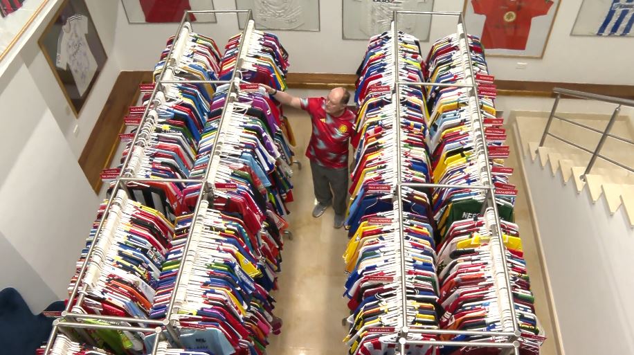 Este es el paisa que tiene el récord Guinness por coleccionar camisetas de fútbol, tiene más de 9.000