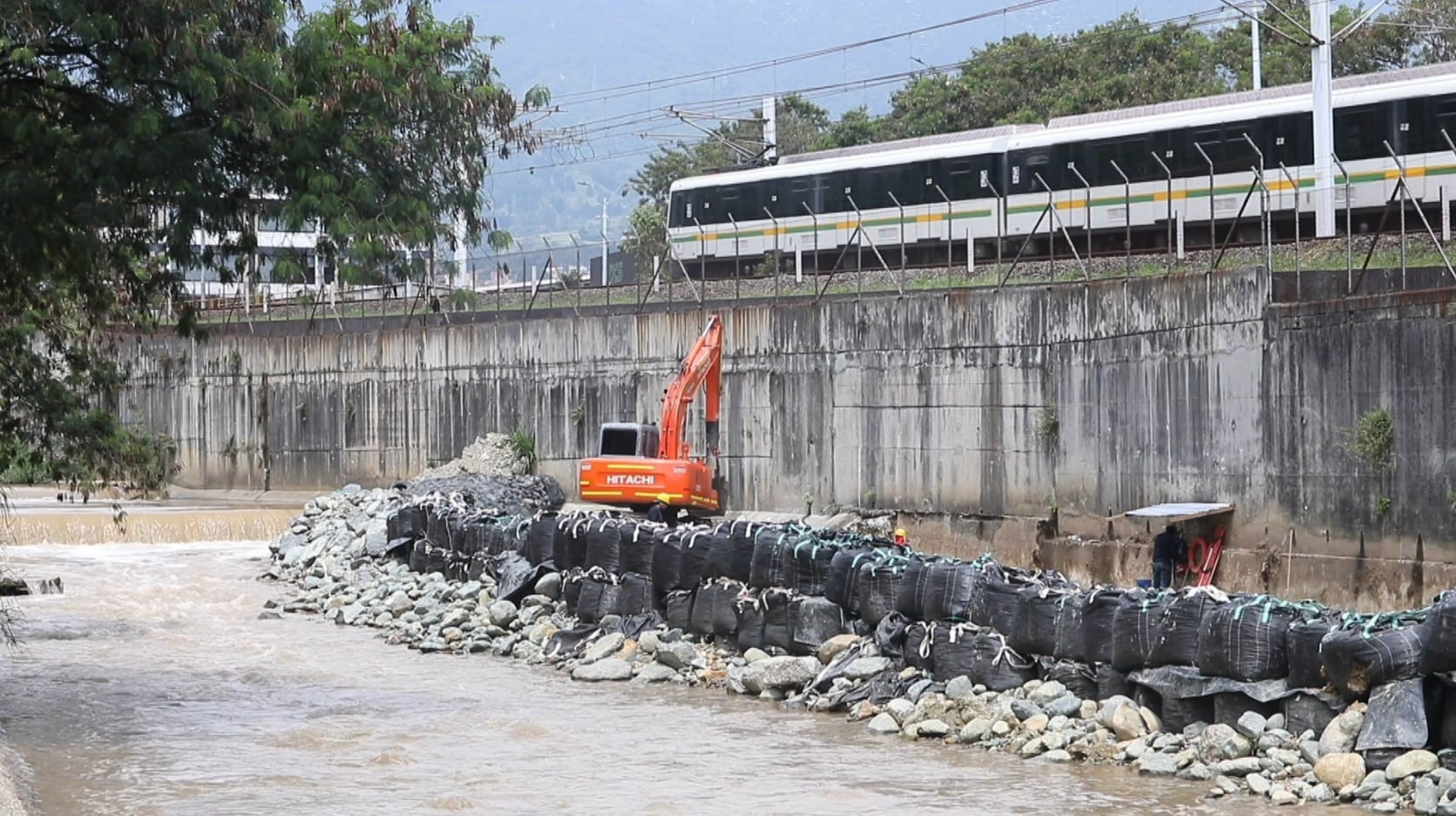 Refuerzo de la vía férrea del Metro de Medellín ante el riesgo de socavación
