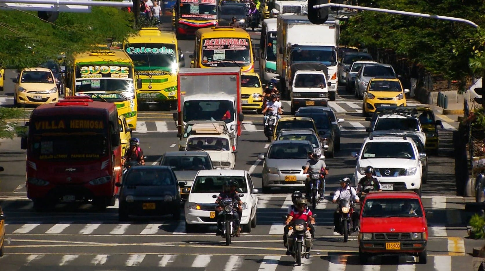 ¿Habrá un día más de pico y placa en Medellín? Expertos lanzan advertencia por aumento de carros y motos