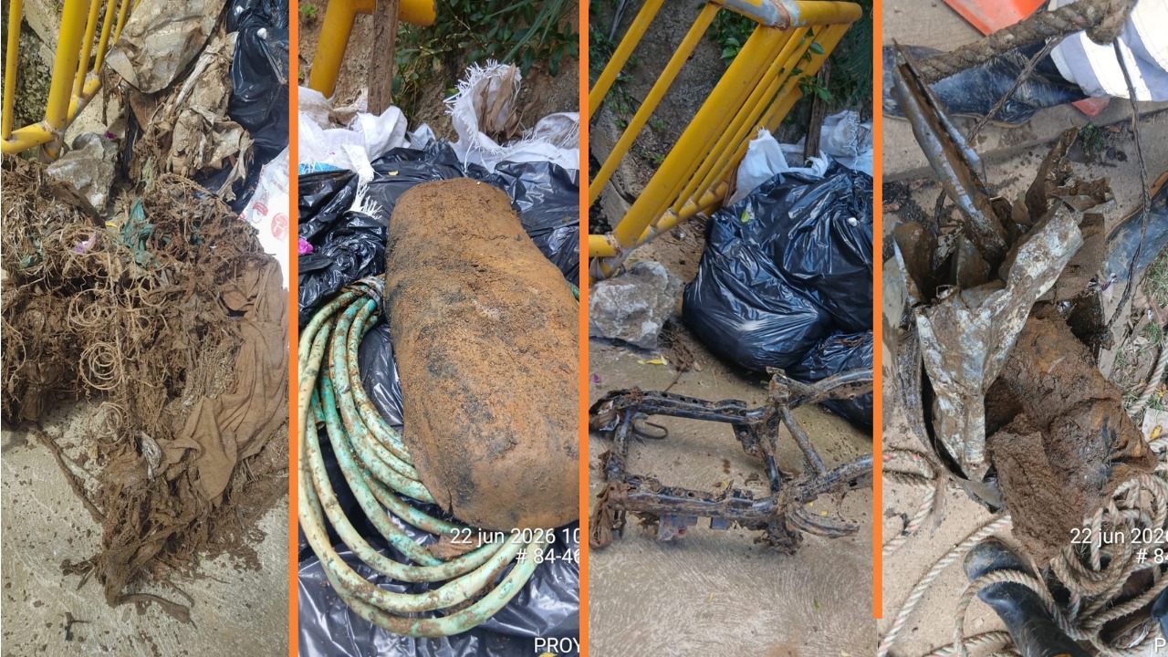 Residuos y colchones hallados en la quebrada La Mansión de Medellín
