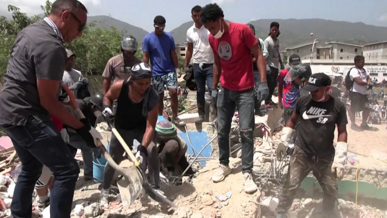 Voluntarios apoyan labores de rescate en Venezuela