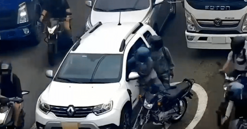 Hombre en moto golpeó a una mujer que se movilizaba en una camioneta