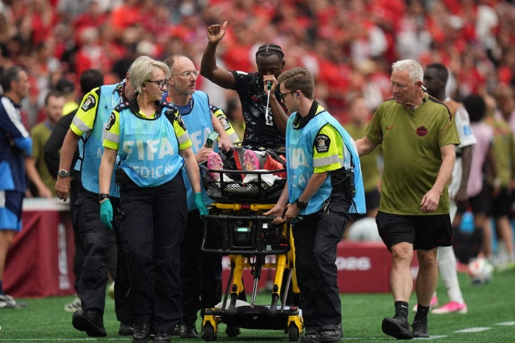 Impactante lesión en el Mundial: Koné salió en camilla y con oxígeno tras fractura de tibia