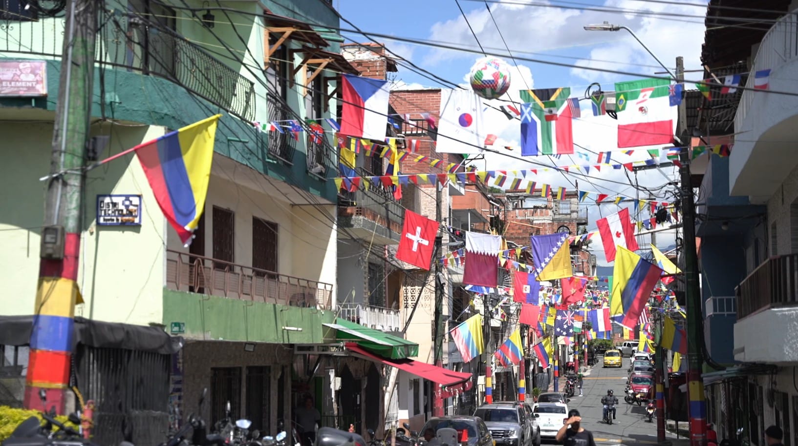 La cuadra más mundialista de Medellín tiene más de 500 banderas y una tradición de 40 años