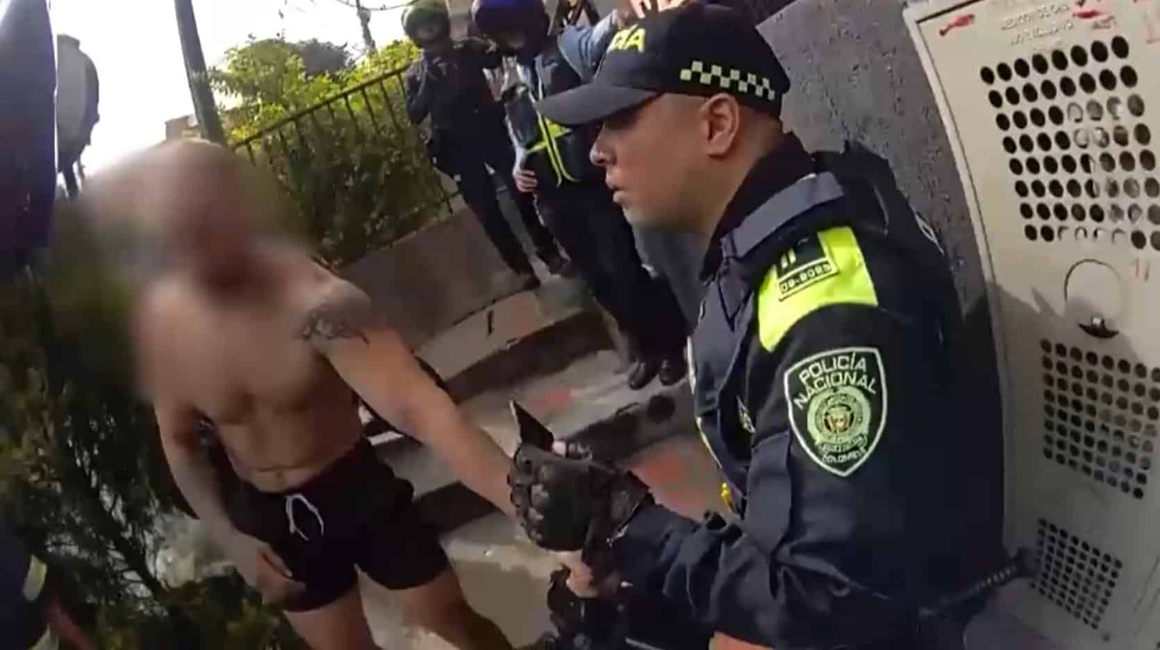 Motociclista que ignoró retén en Medellín y forcejeó con agentes tenía múltiples antecedentes y terminó capturado