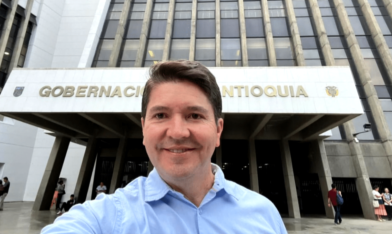 Carlos Mauricio Martínez asume como nuevo gerente de Savia Salud
