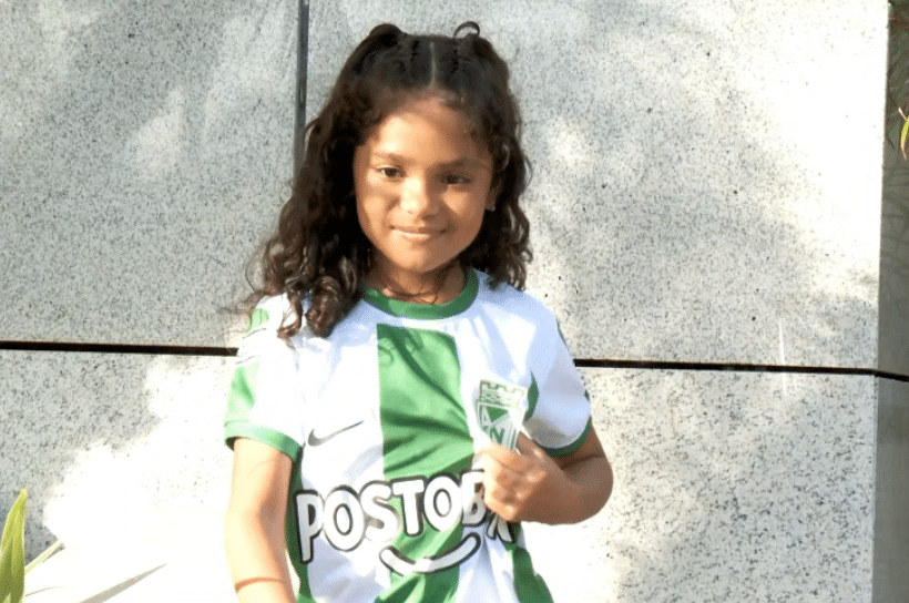 Una niña barranquillera espera al bus de Nacional para saludar a sus ídolos