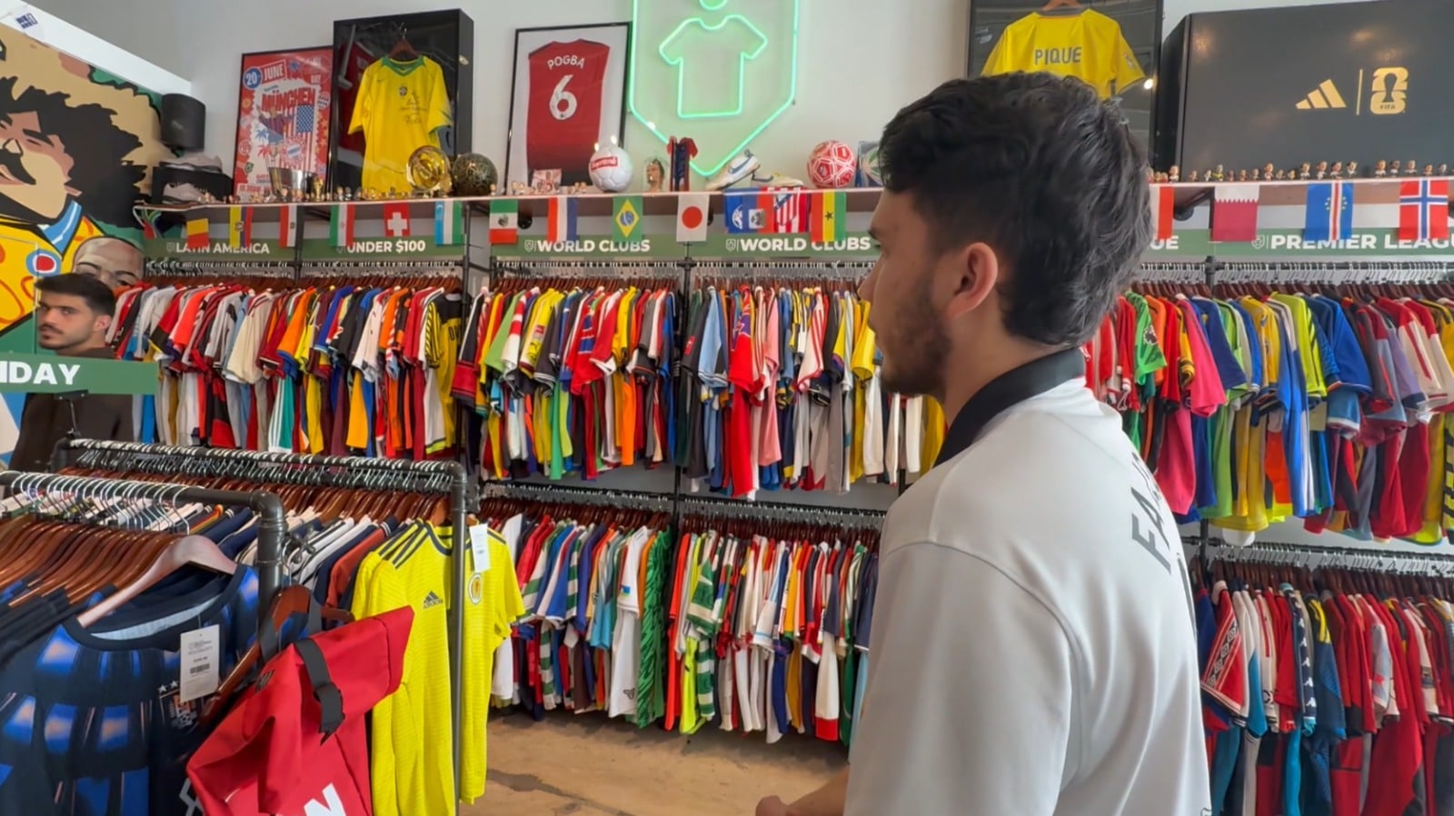 ¡Paraíso futbolero! Esta es la tienda de camisetas que todo hincha quiere visitar en pleno Mundial