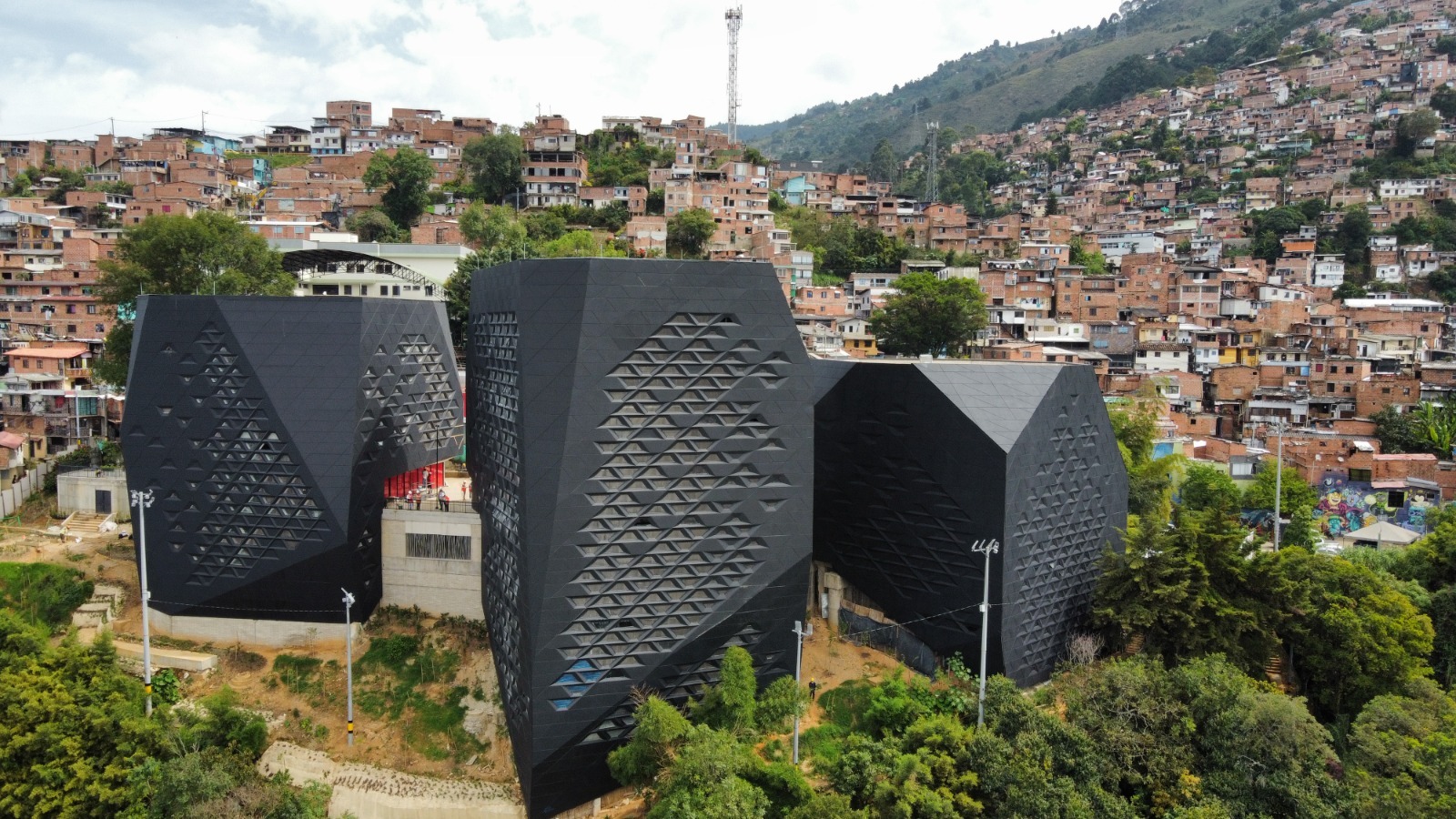 Reapertura de la Biblioteca Santo Domingo Savio en Medellín