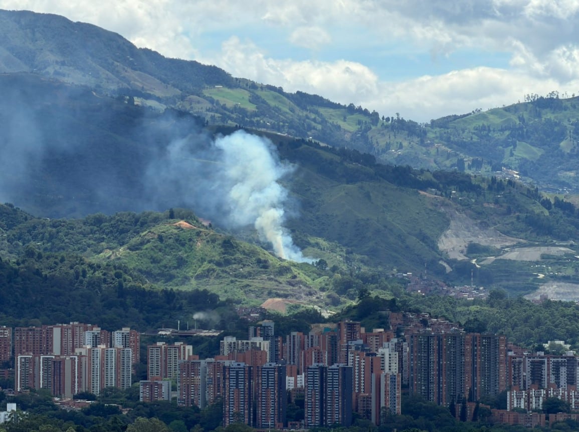 Tres tripulaciones de bomberos atienden incendio en Altavista