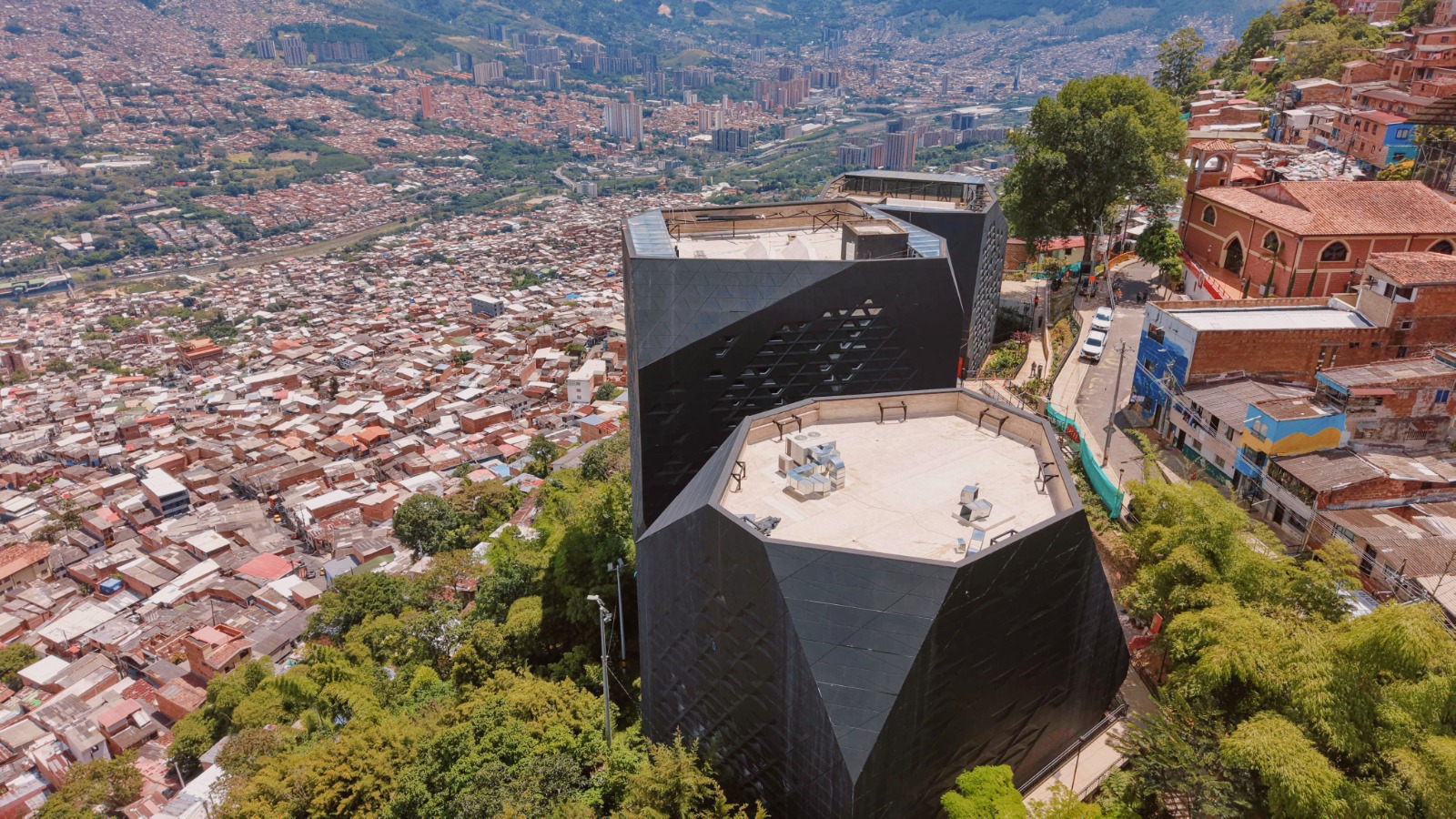 Reapertura de la biblioteca Santo Domingo Savio en Medellín