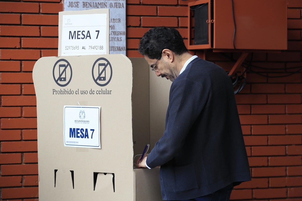 “Que triunfe la democracia”: Iván Cepeda ya ejerció su derecho al voto