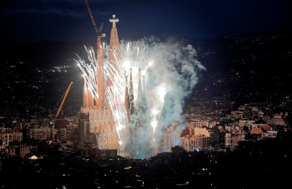 En medio de un espectáculo visual, el papa León XIV bendice la alta torre de la Sagrada Familia de Barcelona