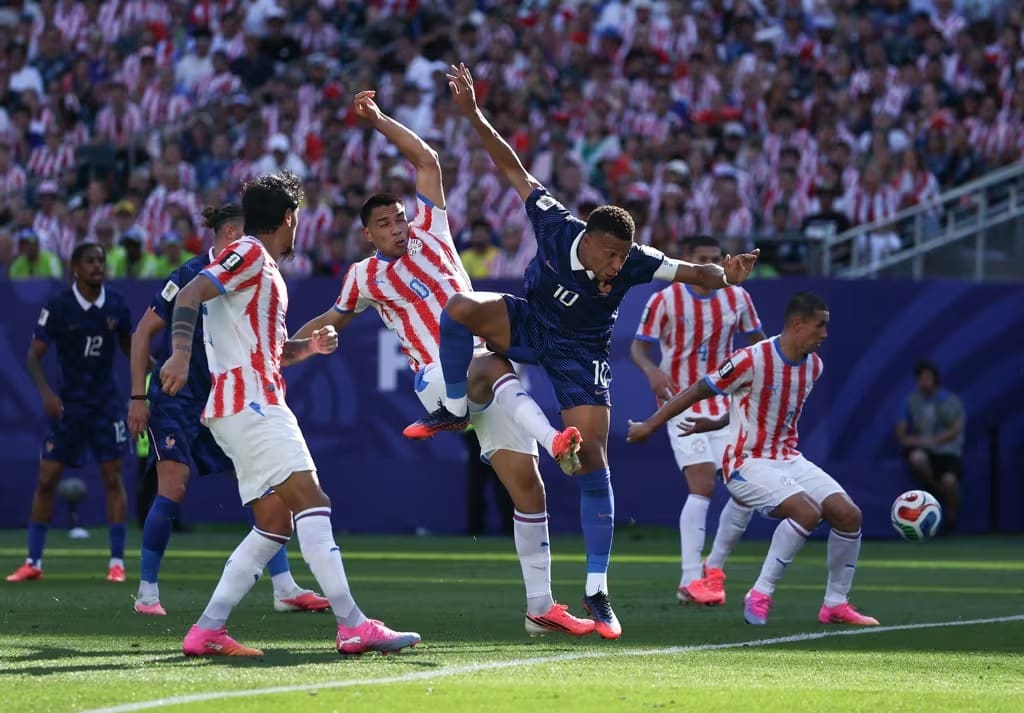 A Francia se le dificultó pasar la defensa paraguaya y solo pudo eliminarlo con un penalti que dio el VAR
