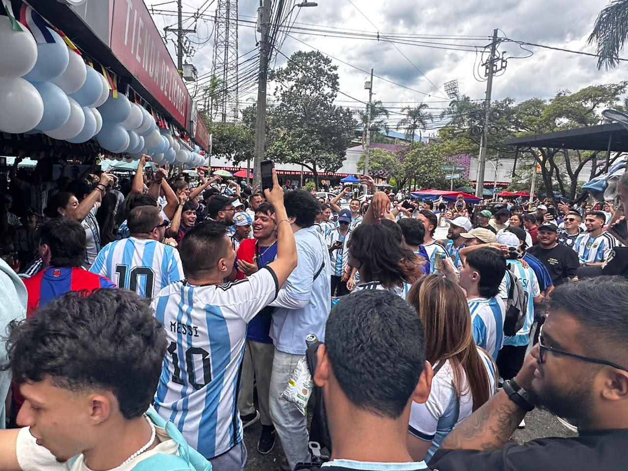 Aficionados argentinos se reúnen en Medellín para la final del Mundial 2026
