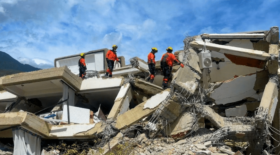 Bomberos de Medellín realizan labores de rescate en Venezuela