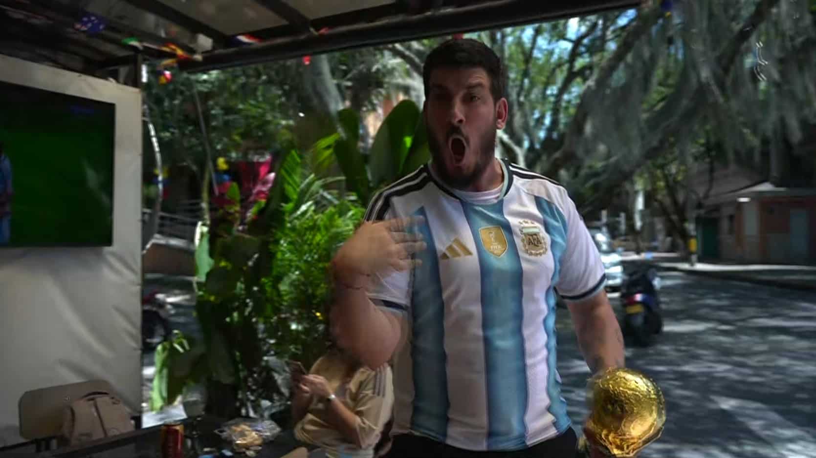 La pasión de un hincha argentino en Medellín durante el Mundial