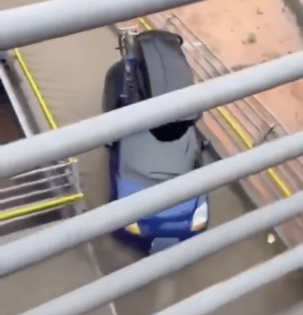 ¡Descarado! Conductor intentó cruzar un puente peatonal en carro
