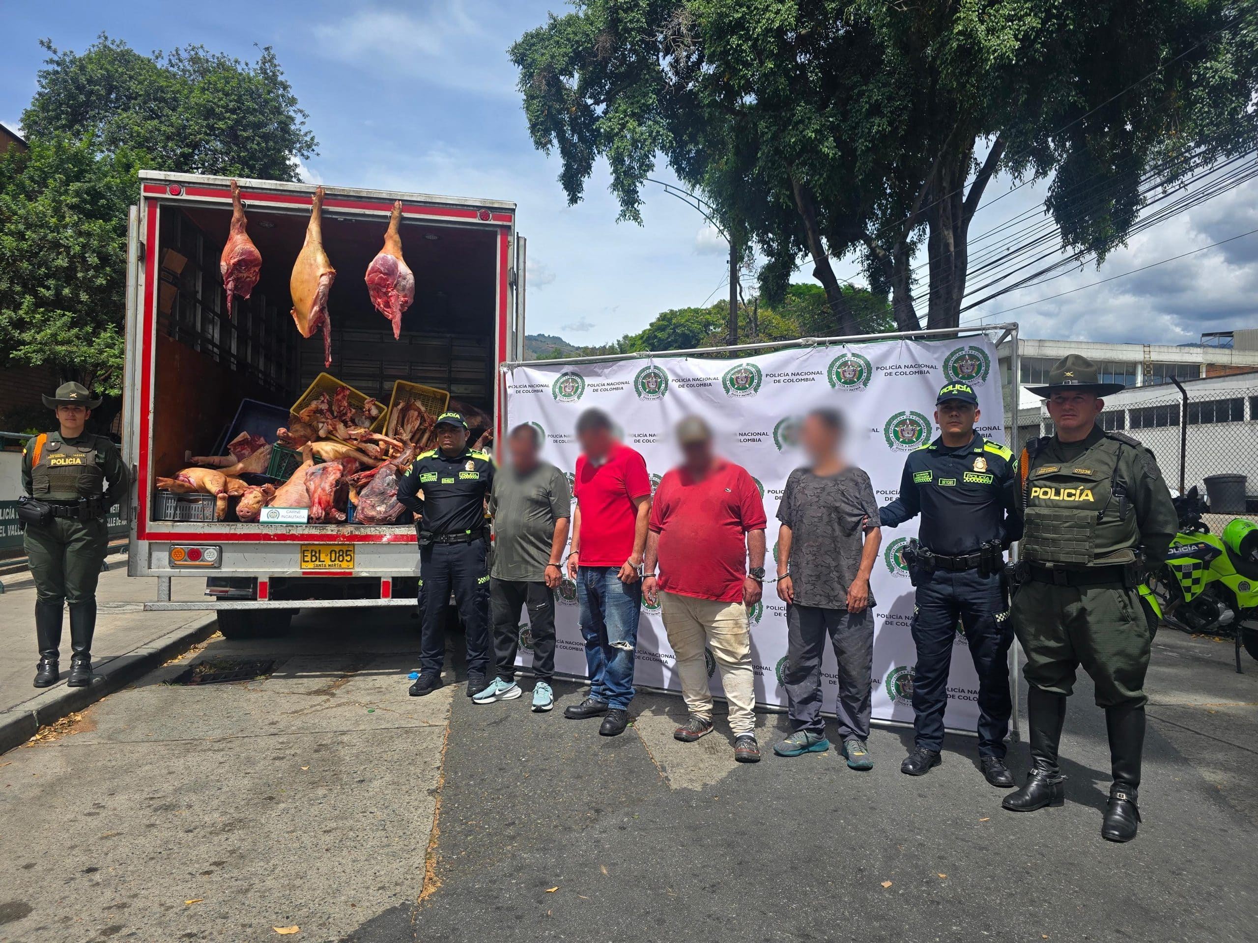 Incautan cerca de tres toneladas de carne no apta para el consumo en barrio de Medellín