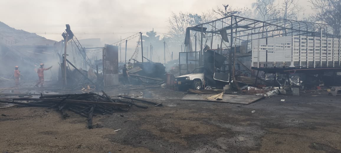 Incendio en Bello afecta depósito de maderas y deja heridos