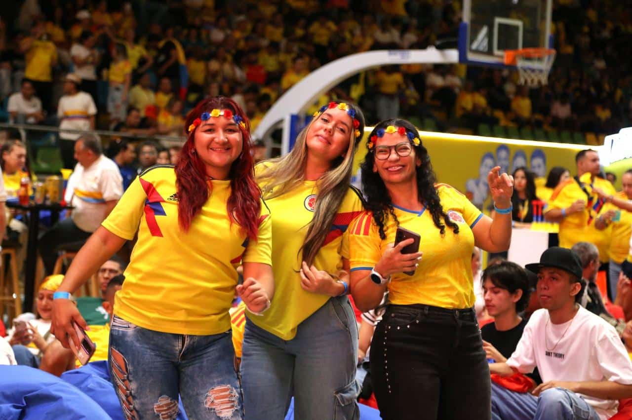 Pantalla gigante en Medellín para el partido Colombia - Ghana